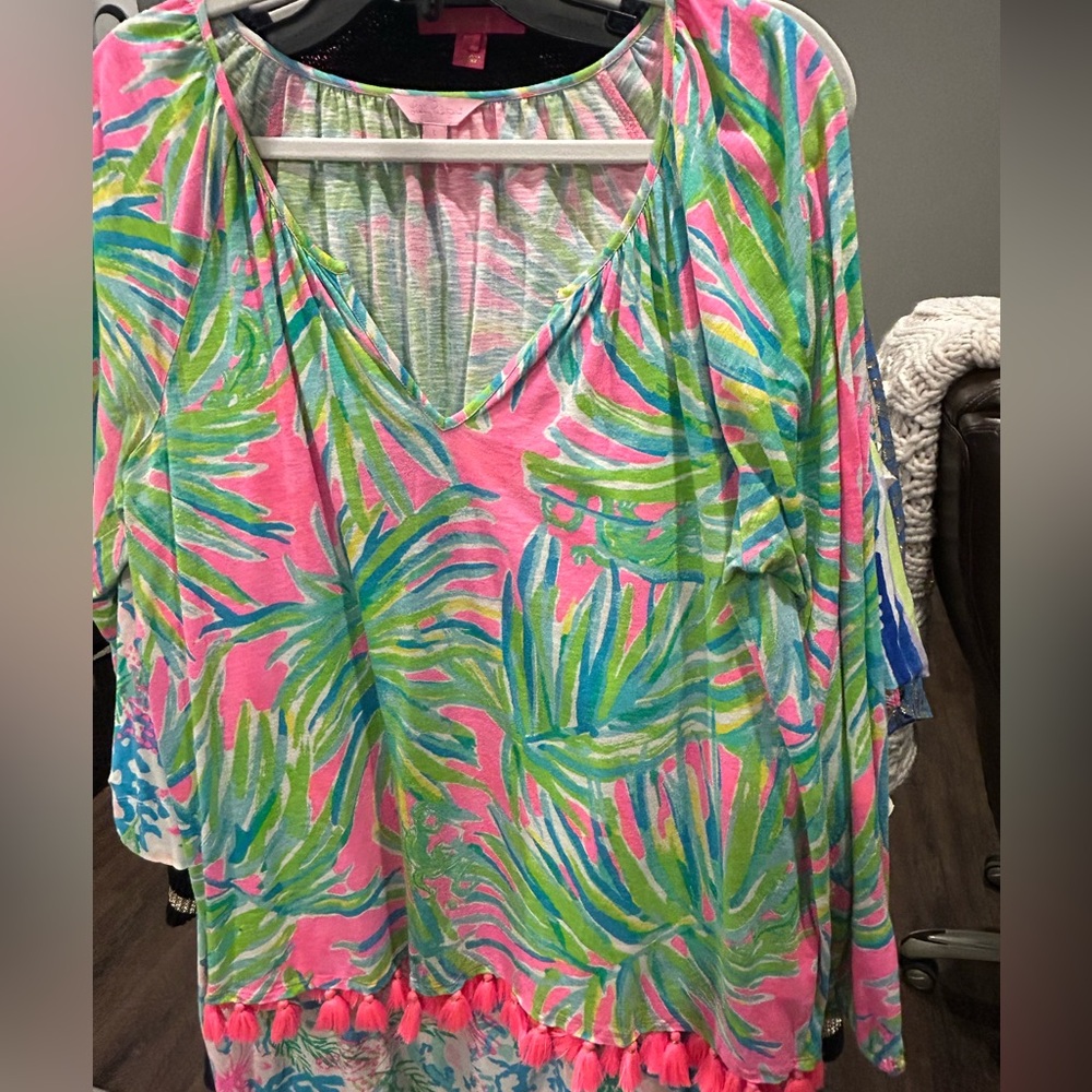 This is a beautiful Lilly Pulitzer tunic.